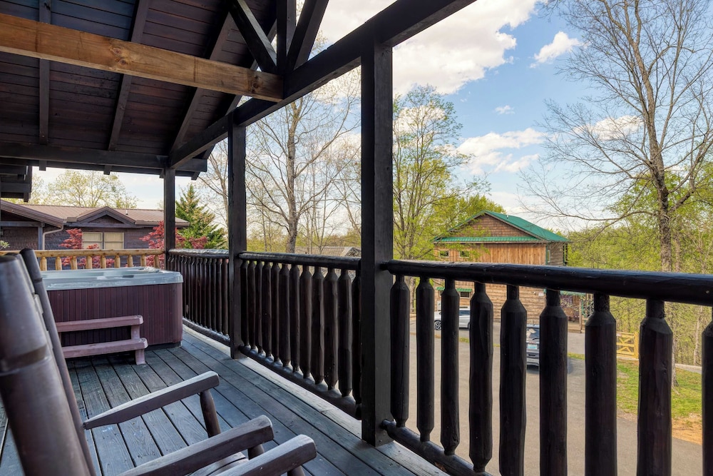 Luxury Cabin Sleeps 19 Game Room, Hot Tub Dollywood Alpine Mountain Lodge