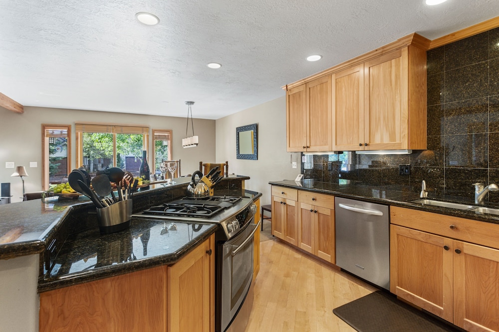 Deer Lake Village at Deer Valley Resort - Three Bedroom Condo with Loft and Hot Tub #2473 3 Condo