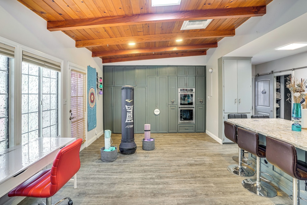 2 Mi to Cal State Long Beach: Bungalow w/ Hot Tub!