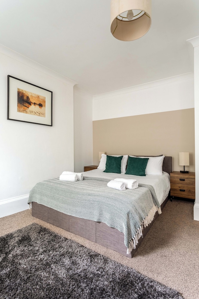 Super Central 3 Bed Property view 2