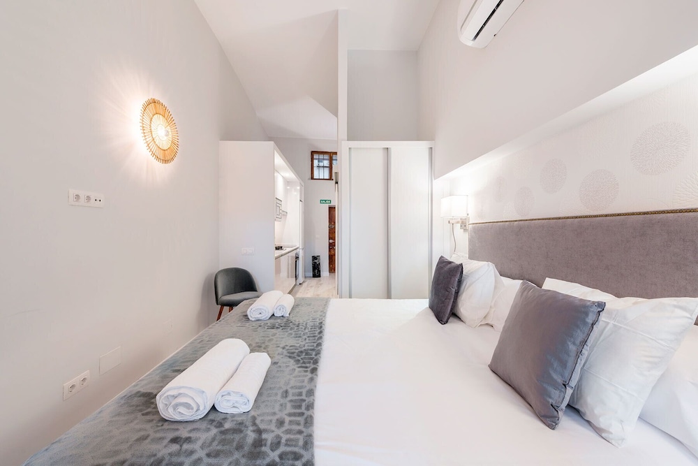 Apartment 1Bd With Balcony in Plaza Mayor Square. Plaza Mayor II view 2
