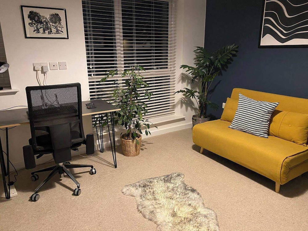 House-sleeps3-parking-garden-petfriendly