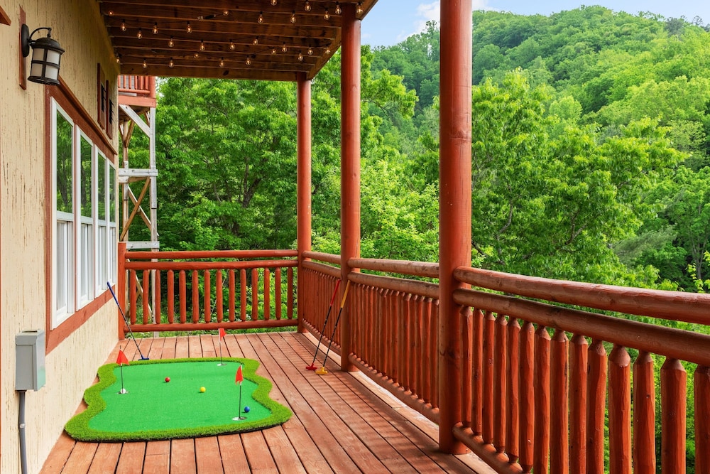 Smoky Ridge Newly Renovated Cabin w Indoor Pool Game Room Theater