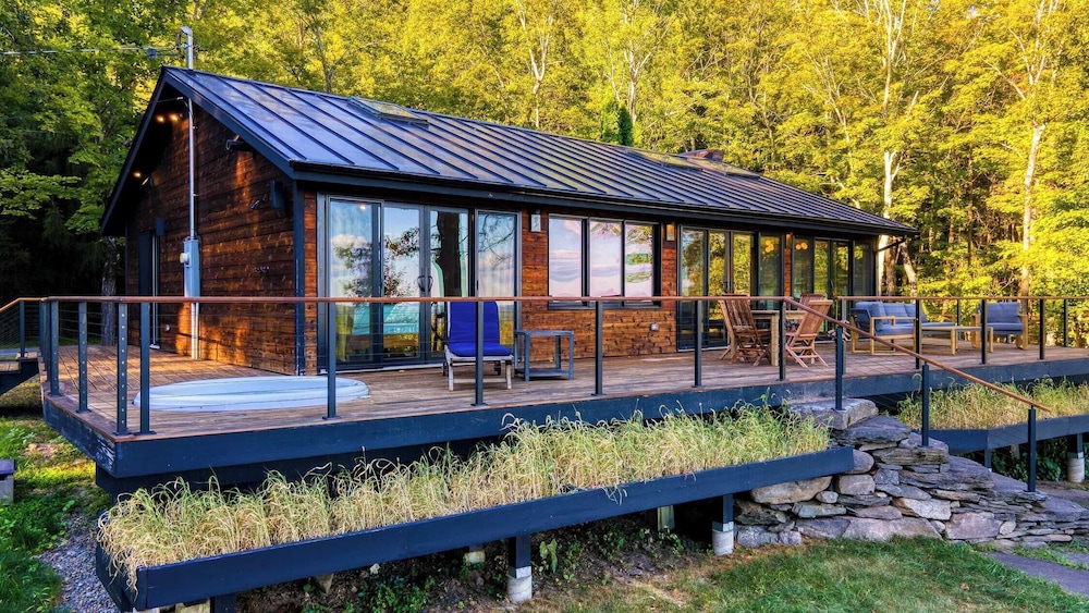 Modern Catskills Escape w/ Open Living, Steam Shower, Fireplace & Hot Tub w/ Mountain Views, Minutes From Woodstock & Trails Suncliff Vista