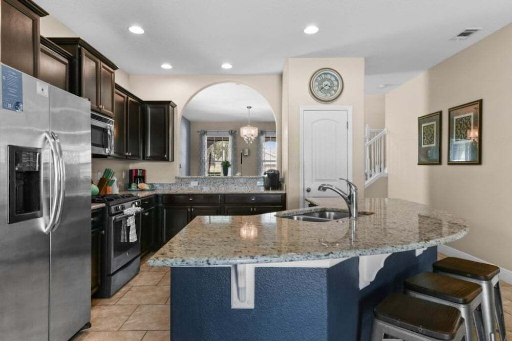 Spacious 5-Bedroom Resort Pool Home with Lake View 5 Villa