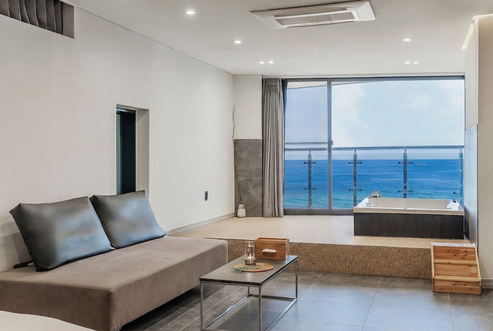 Sokcho W Spa Poolvilla view 2