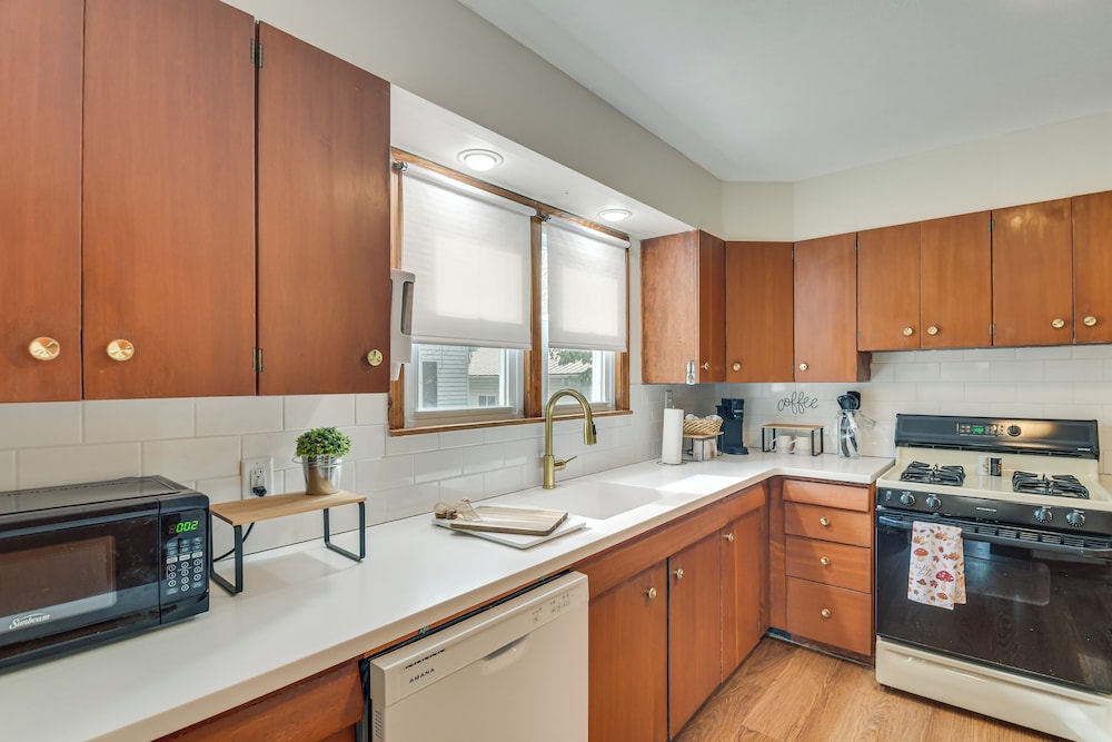 1 Mi to Dtwn Burlington: Modern Home w/ Yard!