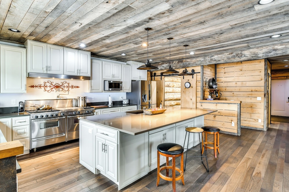 Perfect for Families: Custom-built Harrison Cabin!