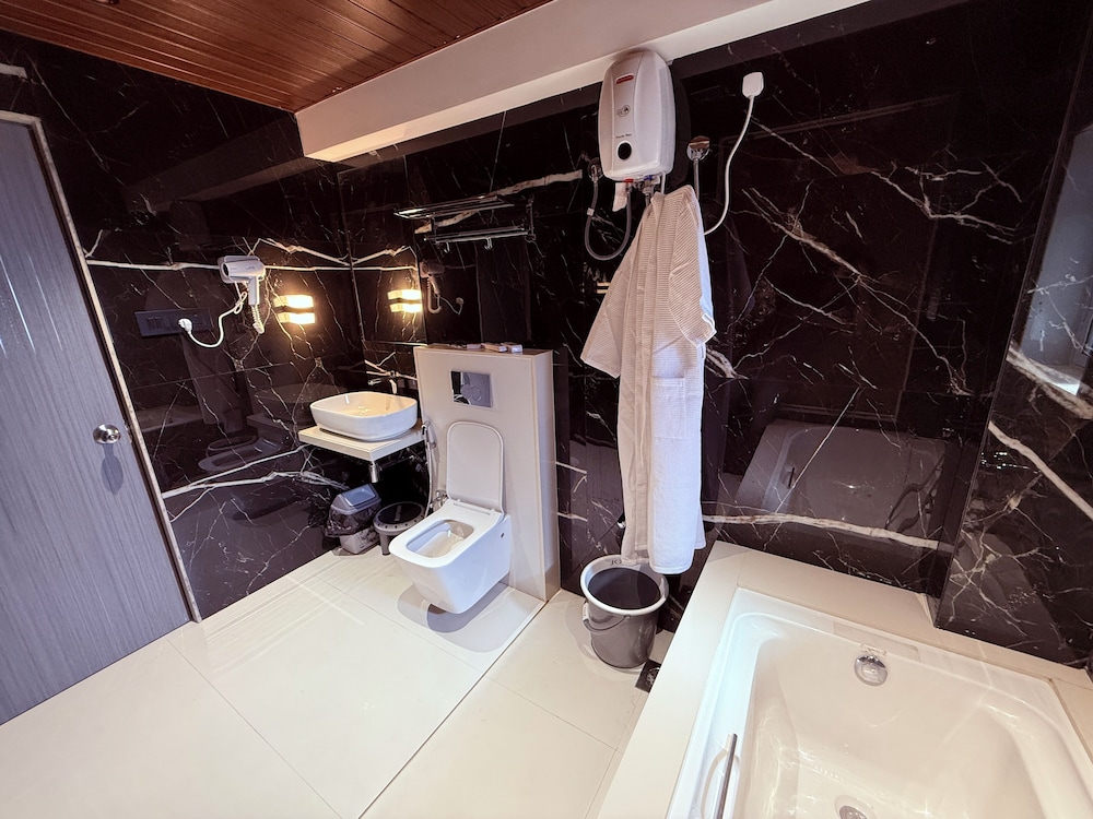 Hotel Saffron Grand Thane