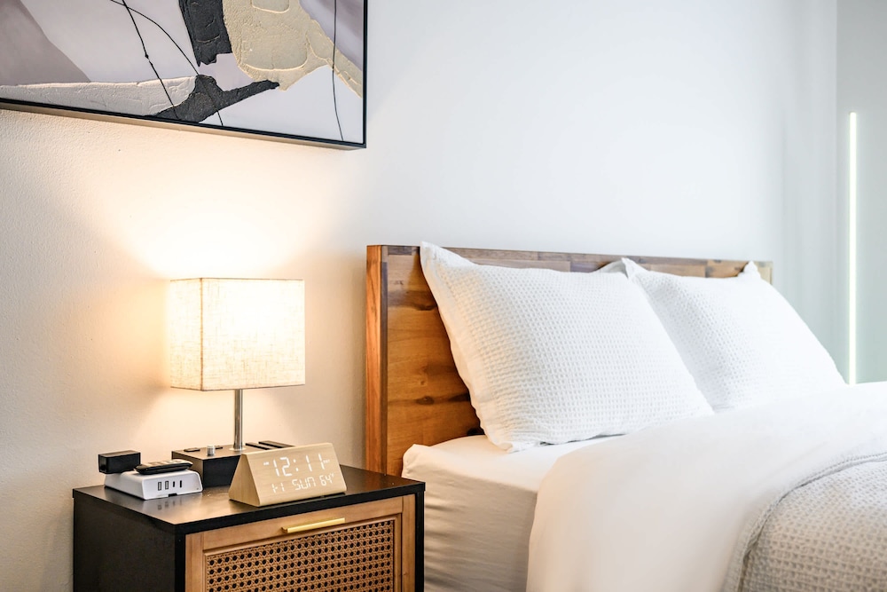 Modern Cozy Retreat Stylish Stay With Patio Parking