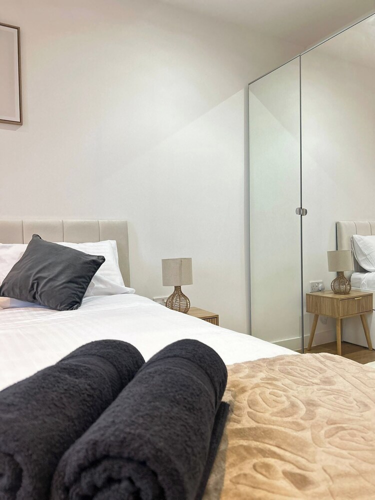 City Apartment-gym-terrace-games Room-free Parking