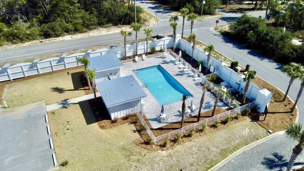 Nacho Beach House by Avantstay Inlet Beach Sleeps 10 + Pool