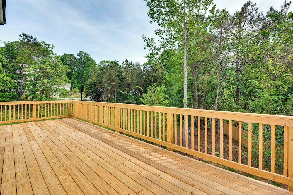 11 Mi to Dtwn: Luxe Atlanta Retreat w/ Deck & Yard
