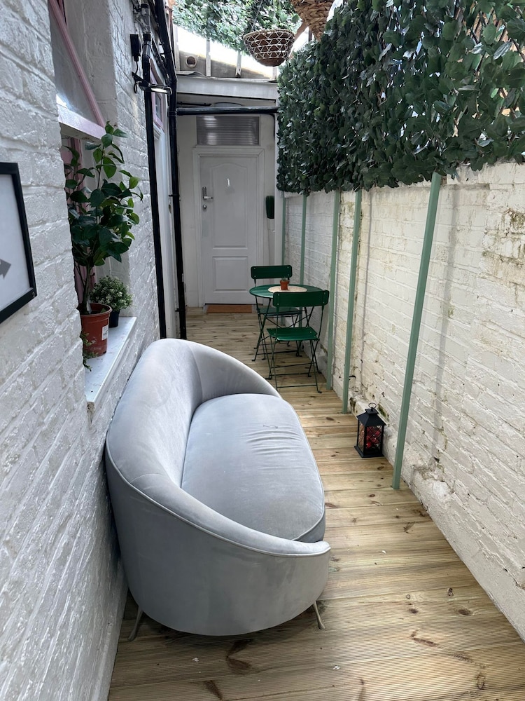 Studio Sleeps 3 - Outdoor Space - Pet Friendly