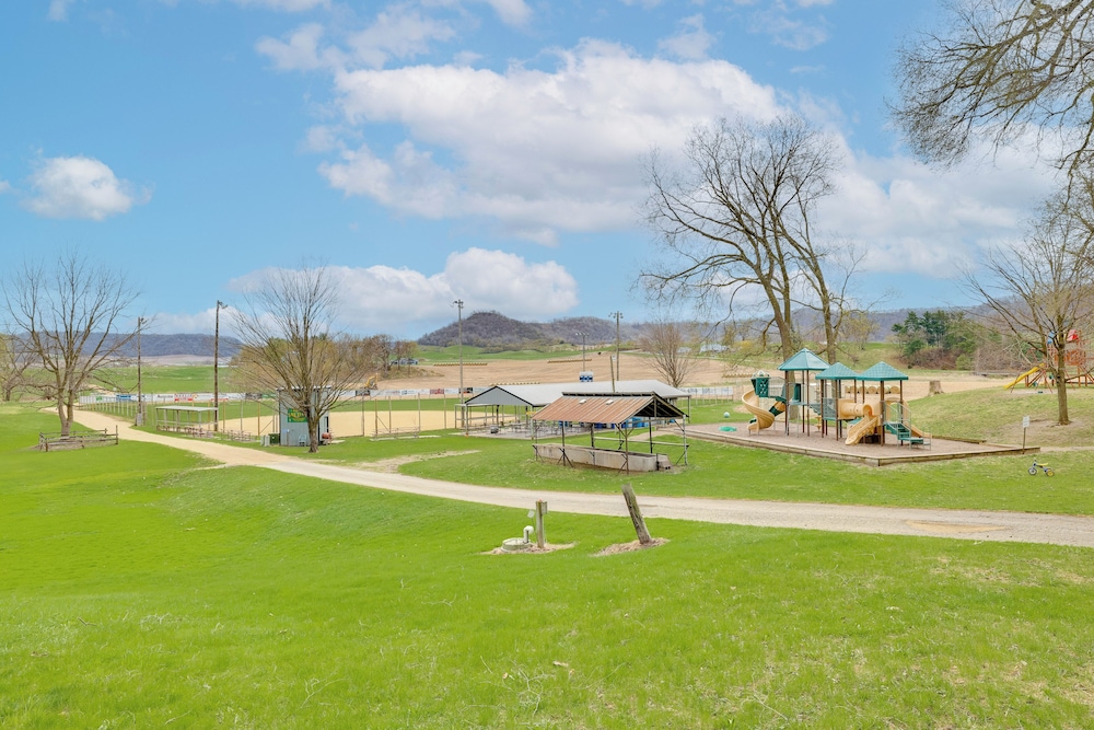 14 Mi to Mississippi River: Rural Cochrane Retreat