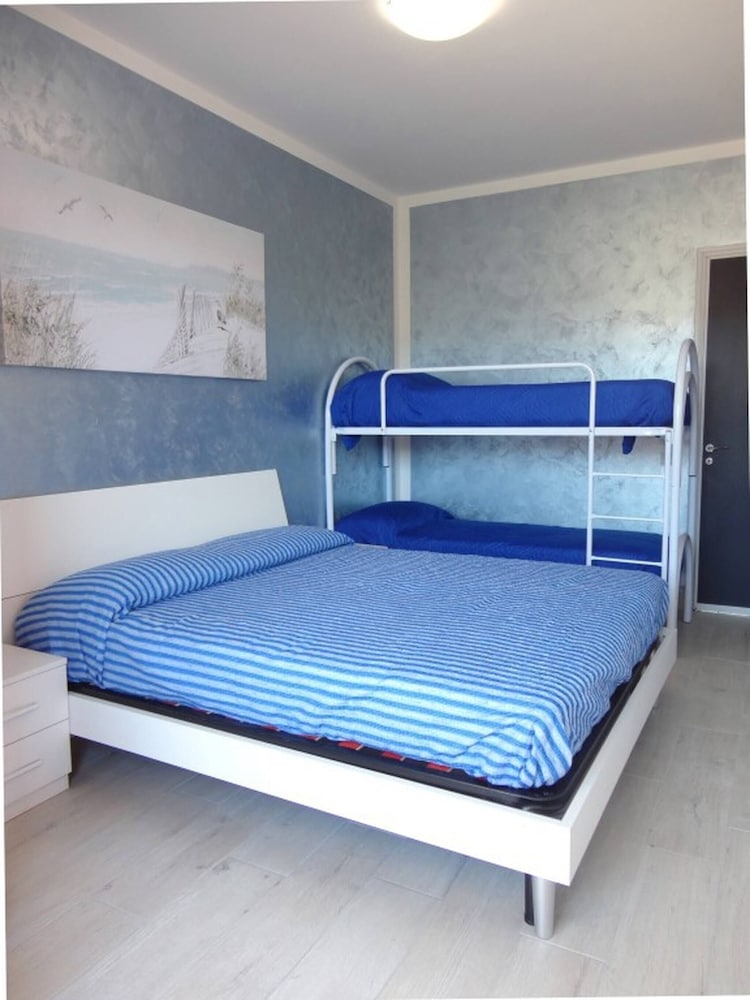 Modern Flat for 6 With Shared Pool view 5