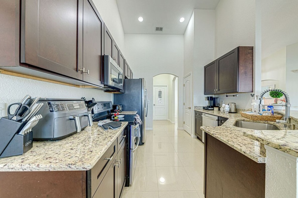 Elegant 4Br Retreat W/ Stylish Interior & Kitchen