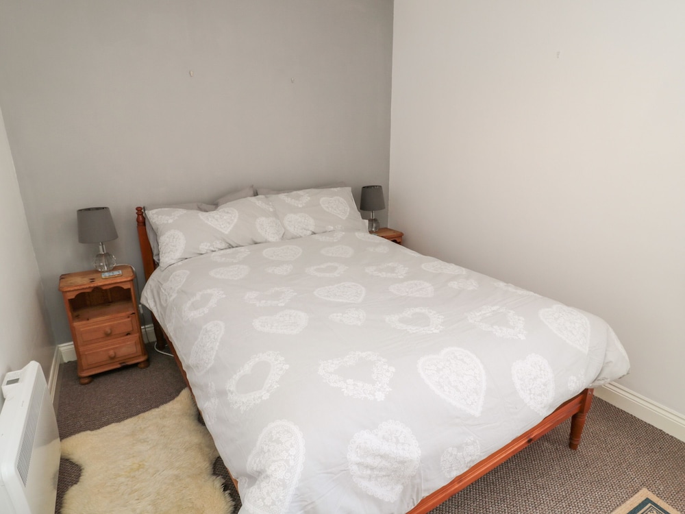 22 Longstone Park