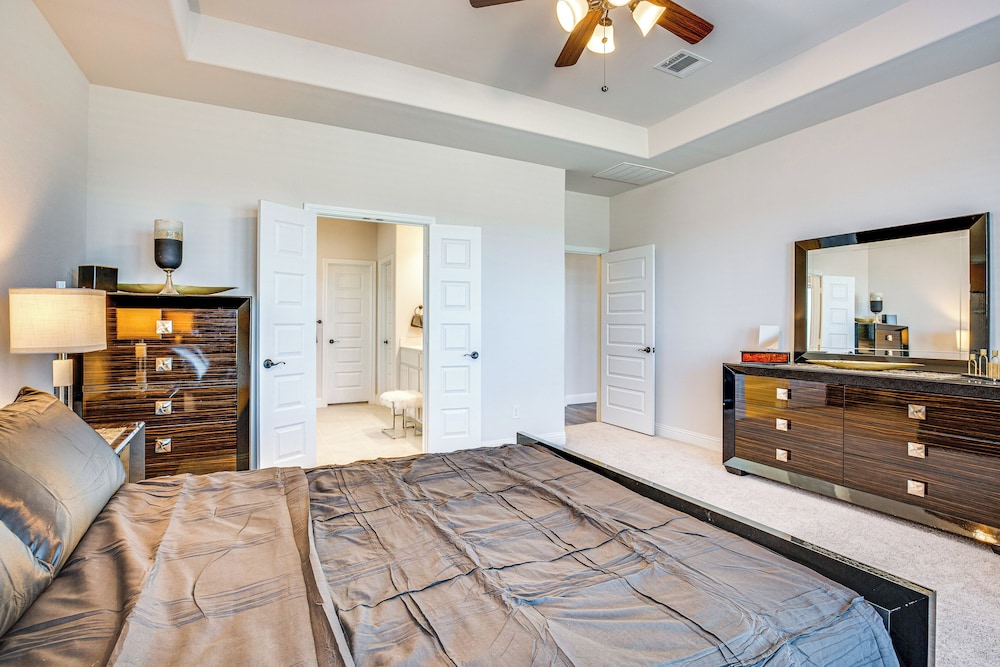 6 Mi to Lake Lewisville: Chic Retreat in Frisco!