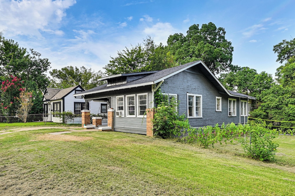 Home w/ Yard - Close to Hospitals, Dtwn Shreveport