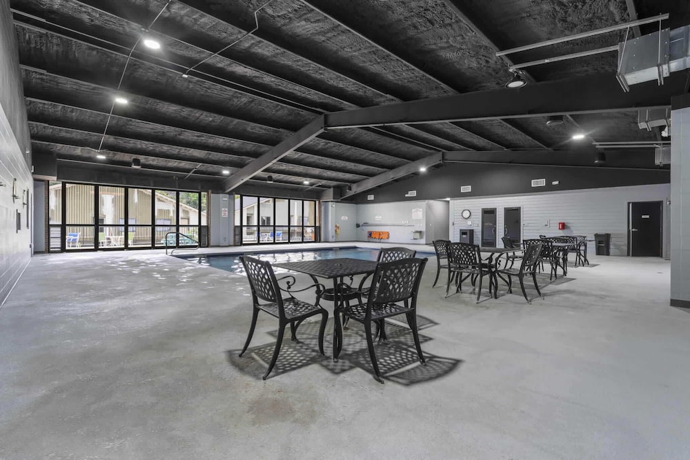 Modern Yote Condo at Roark Creek