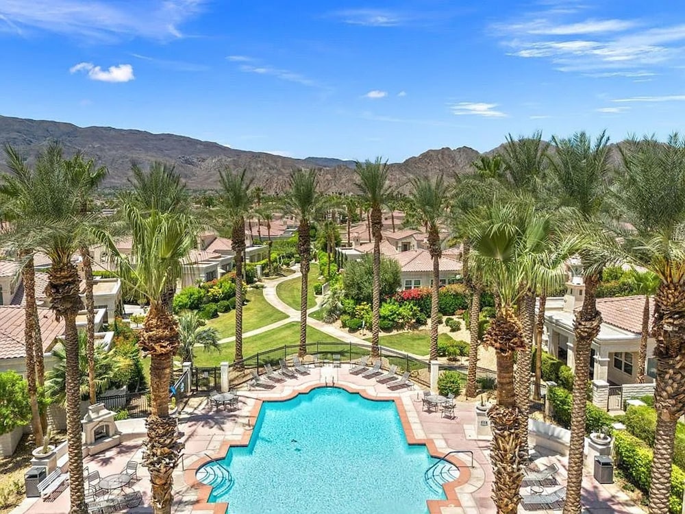 Stylish 2BR w Spa Patio