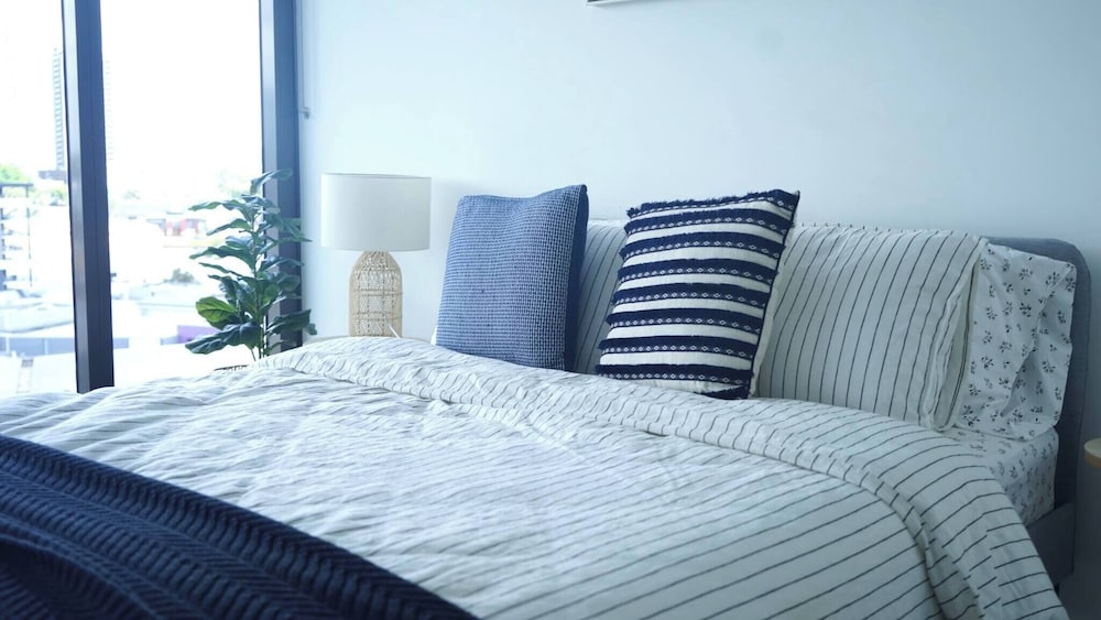 Spacious City Escape With Pool, Gym & Free Parking