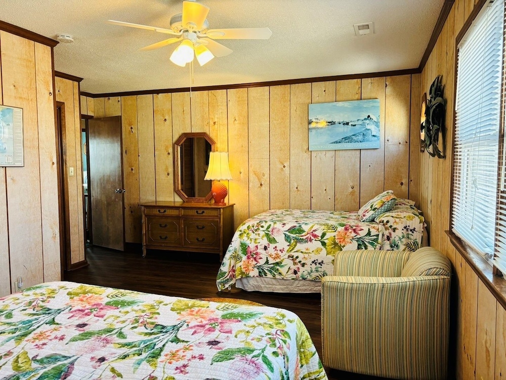 Great Place 5 Bedroom Home by RedAwning