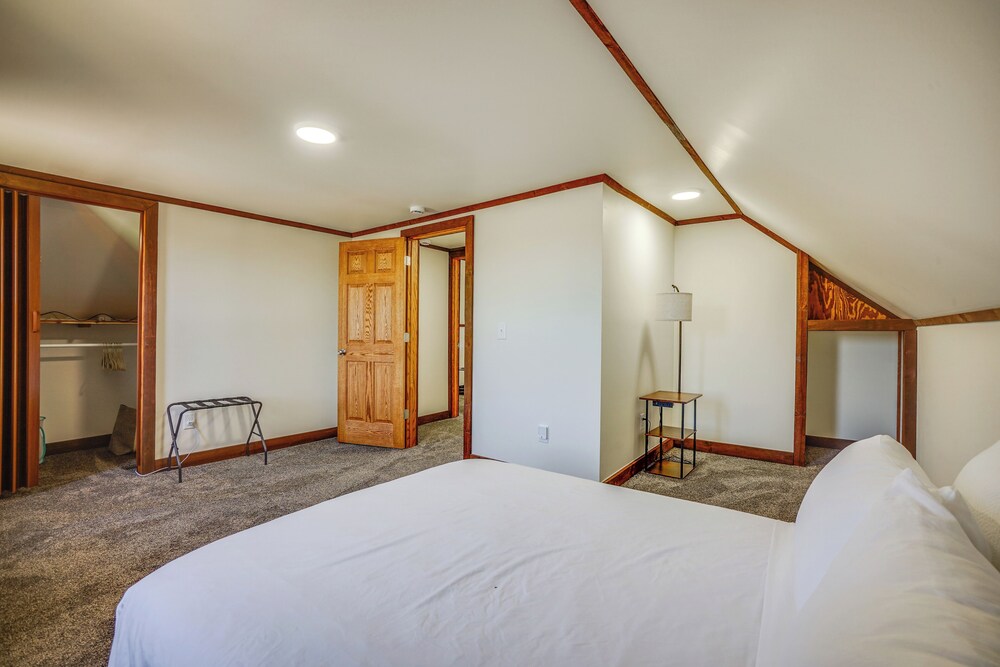 3 Mi to Lake Michigan: Charming Kewaunee Hideaway