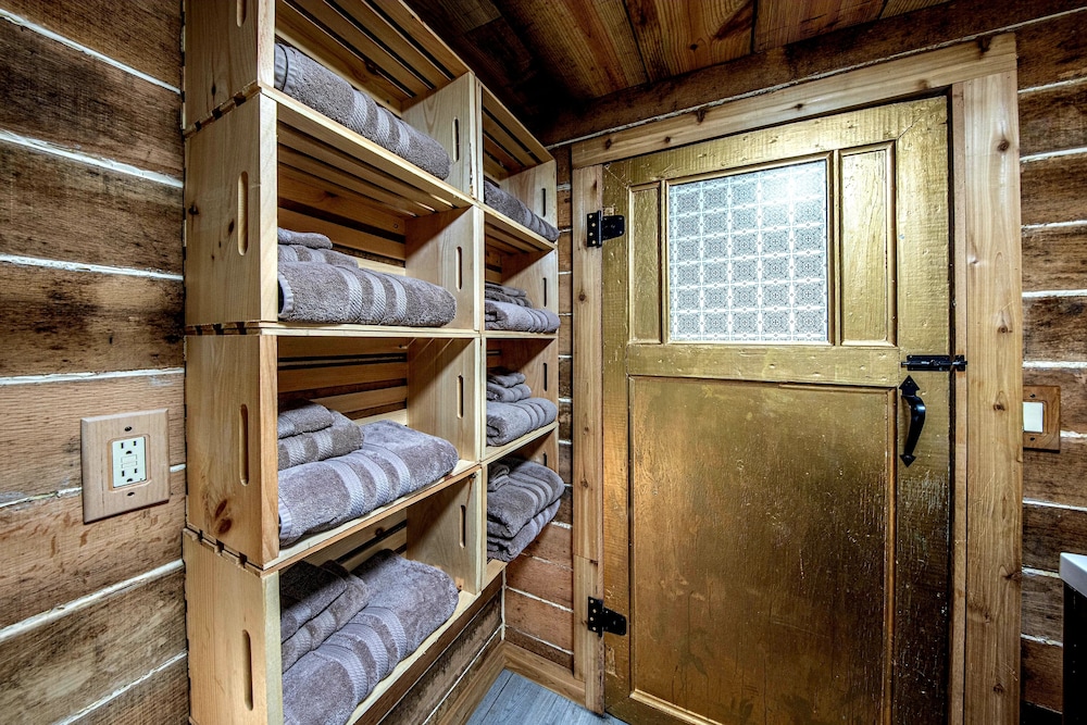 Bear Creek Lodge and Cabins in Helen Ga - Pet Friendly, River on Property, Walking Distance to downtown Helen
