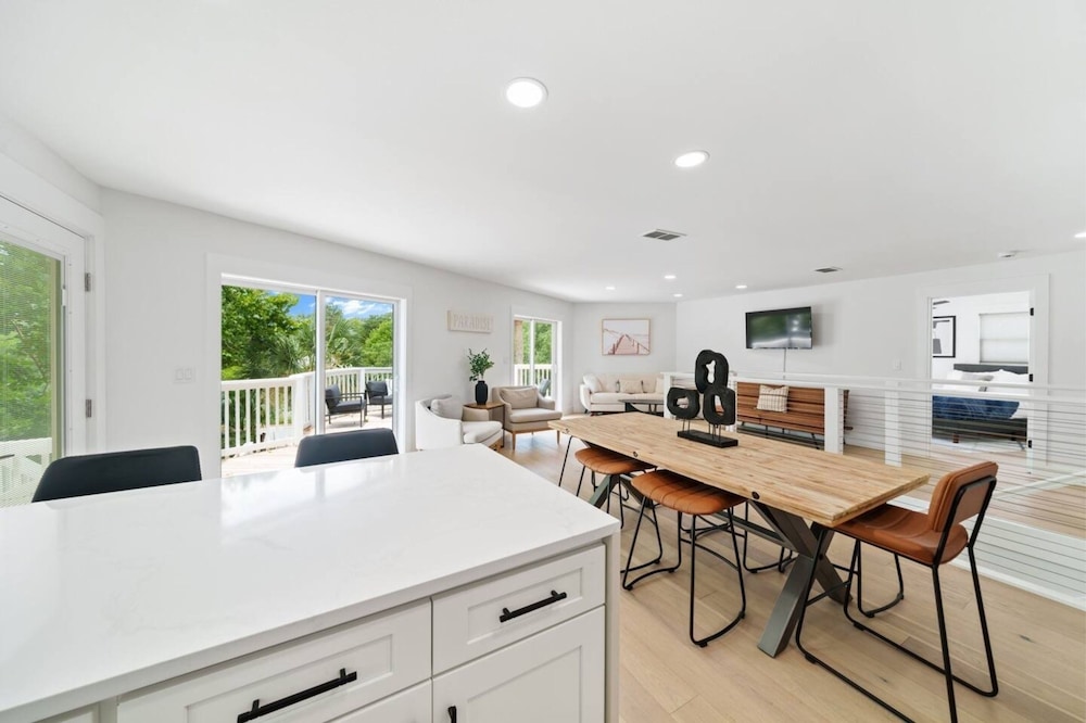 Seas & Greetings! 5BR 4BA House! Elegant Coastal Living Near the Shore
