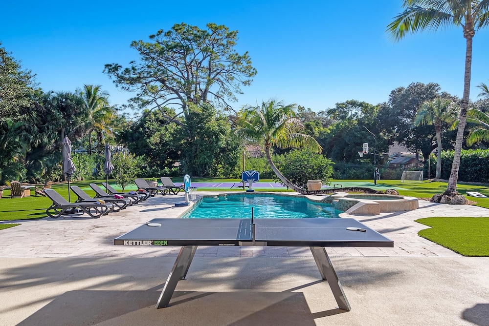 Luxurious 7-Bedroom Villa with Pool & Games
