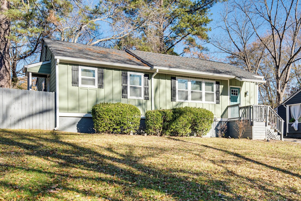 7 Mi to Dtwn Atlanta! Lovely Home w/ Backyard