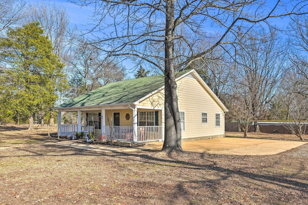 Dog-friendly Senatobia Cottage w/ Fishing Pond! - Property Image 2