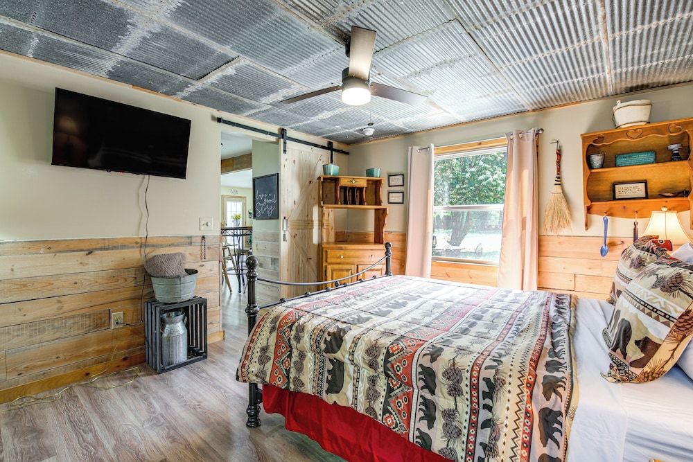 Pet-friendly Sevierville Apt < 10 Mi to Dollywood! view 3