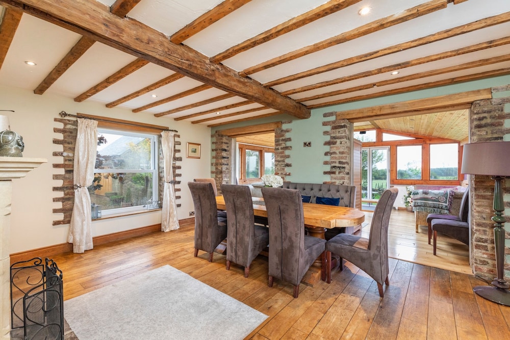 Country Farmhouse, Sleeps 13 & New 8seater Hot Tub
