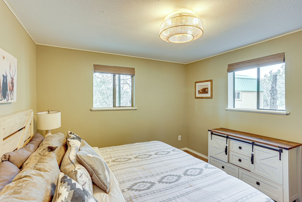 2 Mtn-view Decks + Natural Spring: Durango Retreat