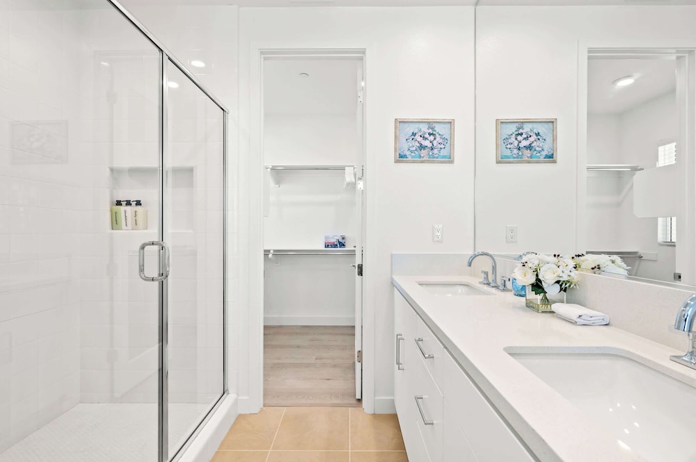 Stylish 3BR Oasis in Palm Desert Near El Paseo Zoo