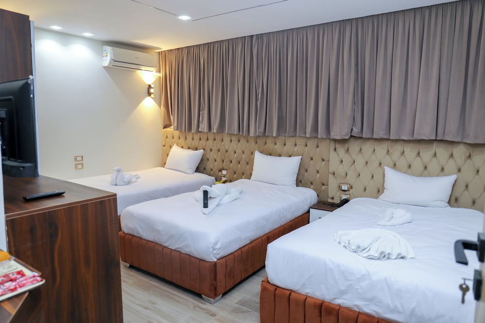 Amadeos pyramids inn