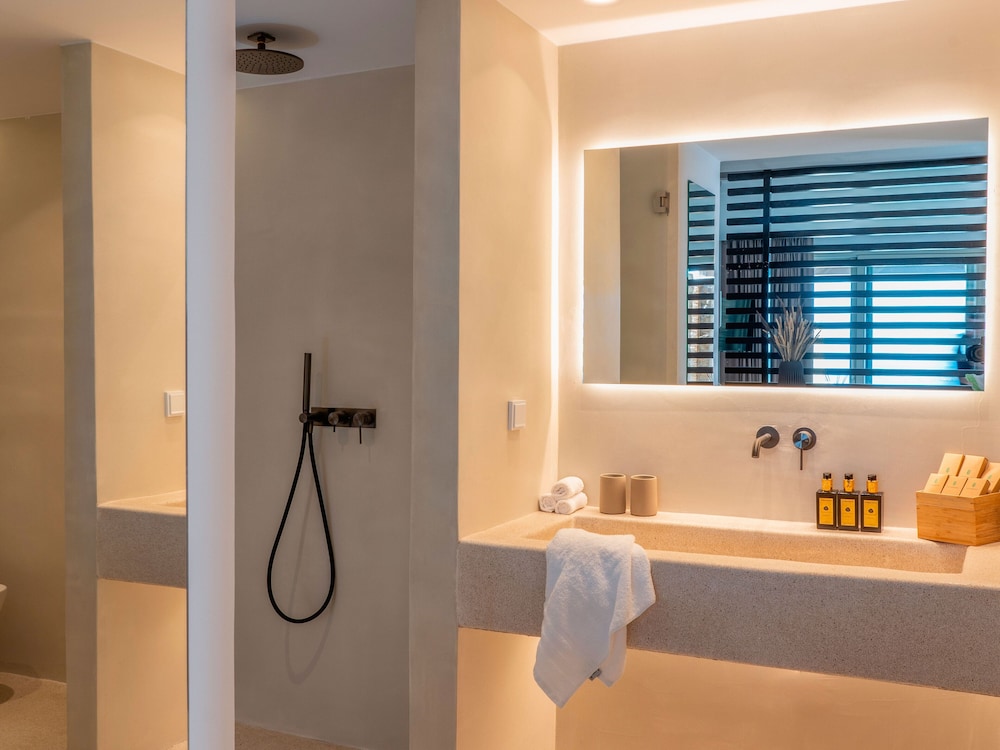 Kounoupas Complex by Mykonos Rocks