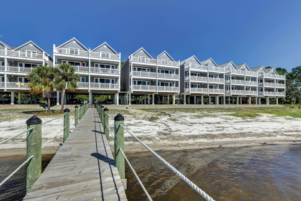 Carrabelle Condo: Beach & Fishing Pier Access view 5