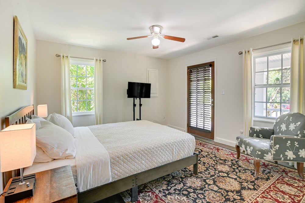 Charming Apartment in Downtown Georgetown! view 2