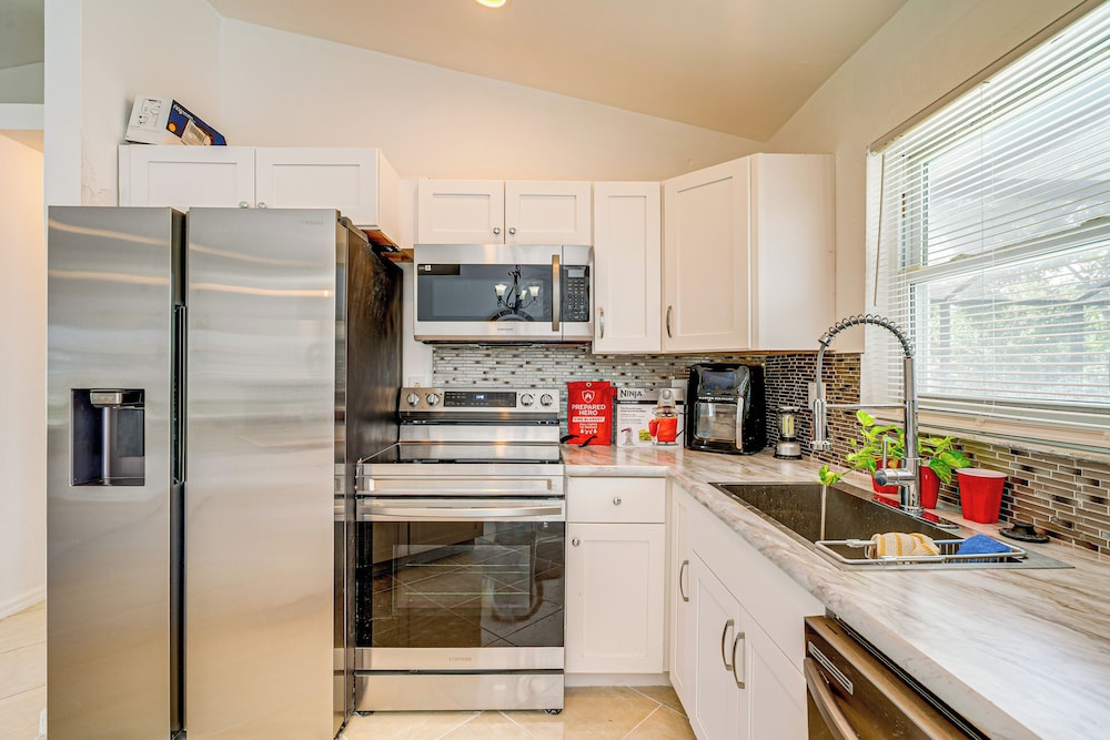 Quiet Neighborhood! Poolside Oasis in Cape Coral