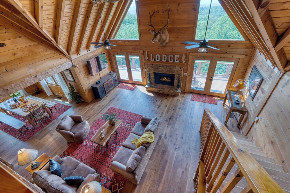 Big Bear Lodge by Avantstay Smoky Mountain Views, Hot Tub, Theater & Game Room