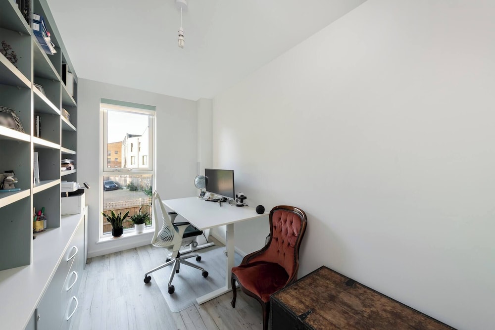 Stylish 3-bed Townhouse With 3 Baths in Southgate