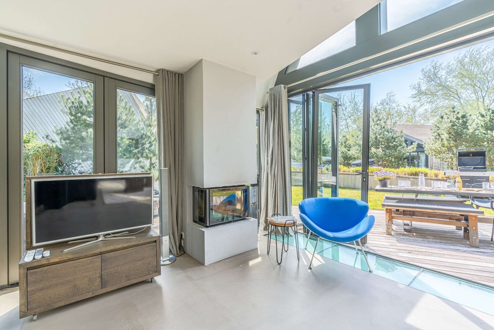 Charming 8-person Villa With hot tub Near the Forest