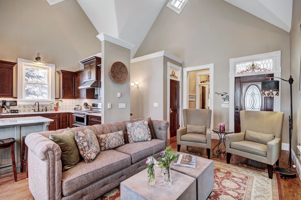 Ridge Street Lookout 4 Bedroom Home by RedAwning