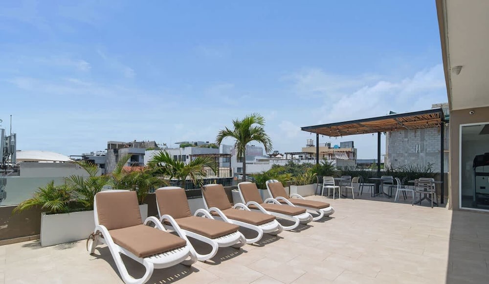 1 Br w 5th Avenue View Steps From the Beach