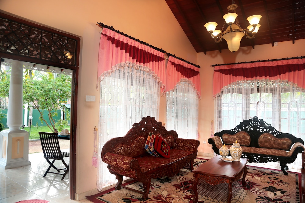 Airport Square Villa