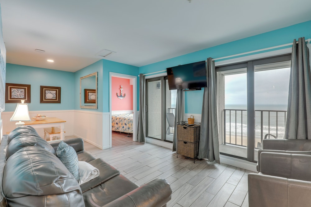 6th-floor Oceanfront Myrtle Beach Condo w/ Balcony